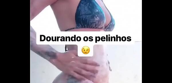  Gostosa de bunda enorme tomando sol